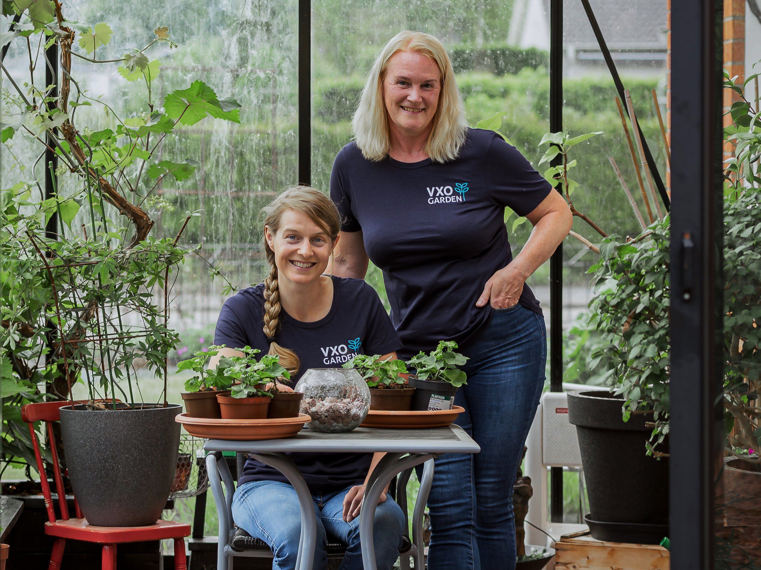 Charlotta och Anneli från VXO Garden i ett växthus.
