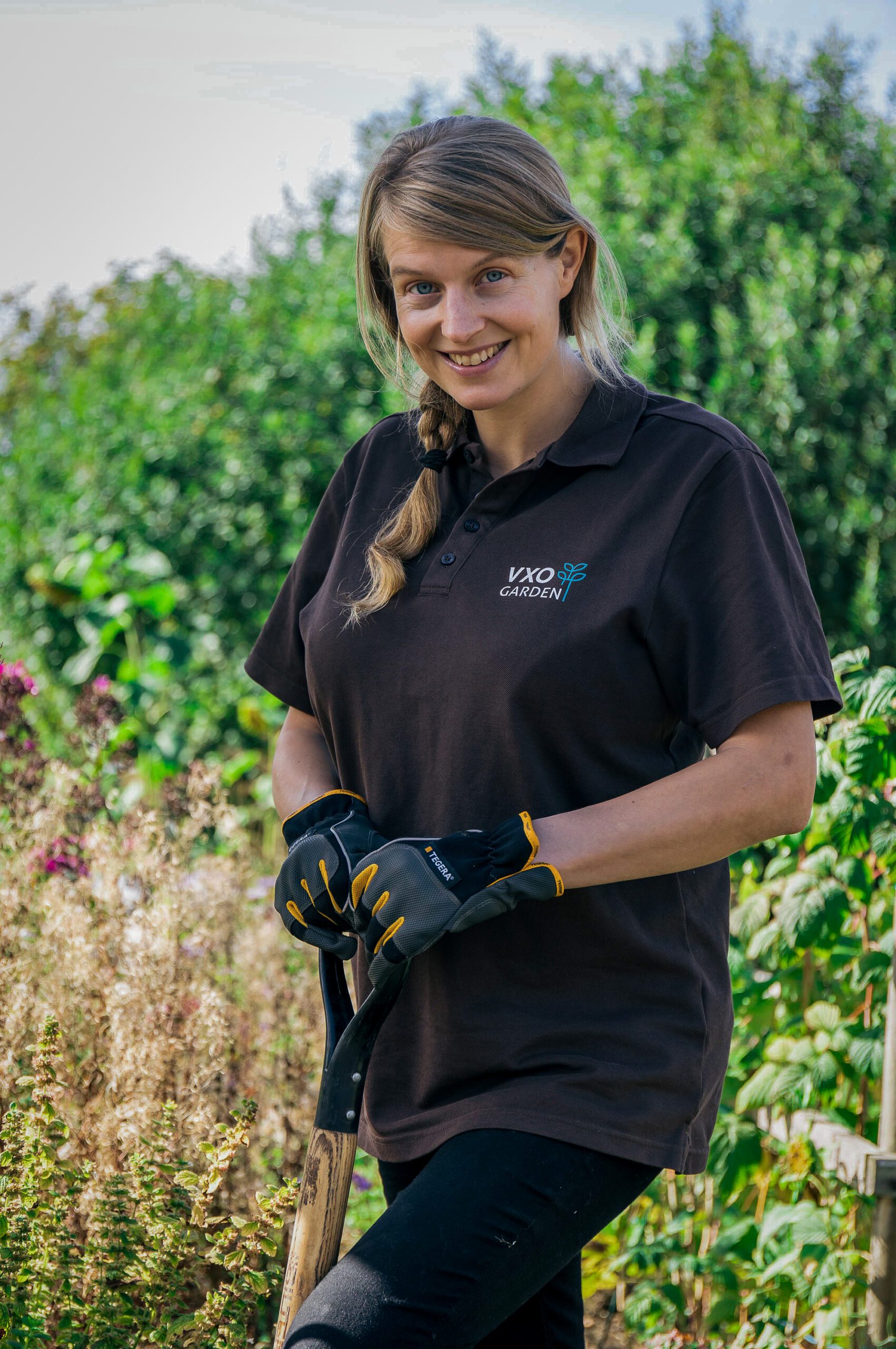 Charlotta från VXO Garden på en åker.