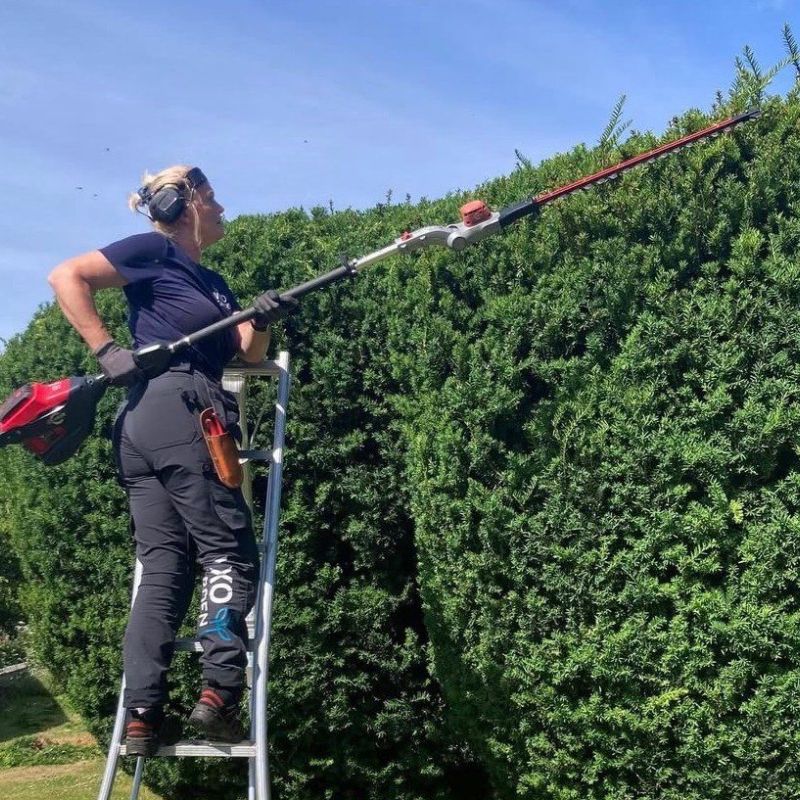 Anneli från VXO Garden beskär buskar.